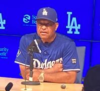 　試合前に会見するロバーツ監督（撮影・小林信行）