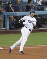 　１回、中飛に倒れた大谷（共同）