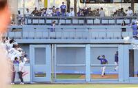 　シャドーピッチングする大谷と見つめるファン（共同）