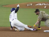 　３回、二盗に失敗する大谷（共同）