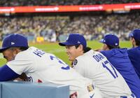 　パドレス戦の９回、ベンチで談笑する大谷（共同）