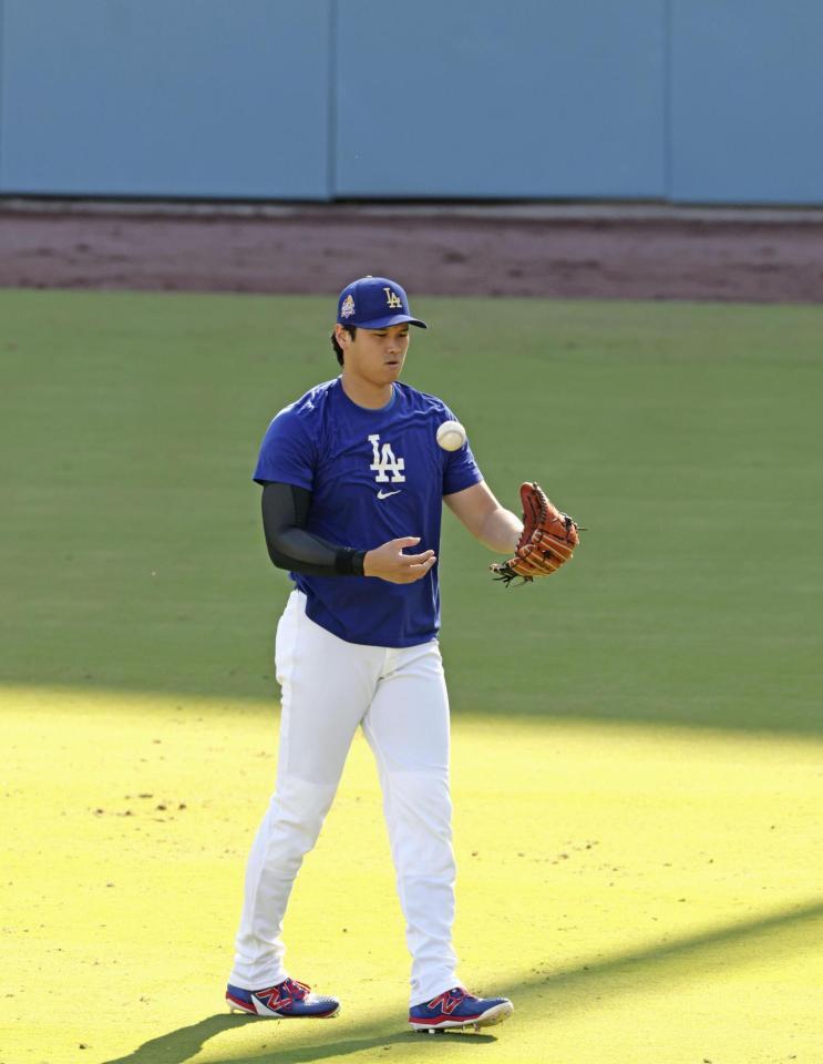 　キャッチボールする大谷（共同）