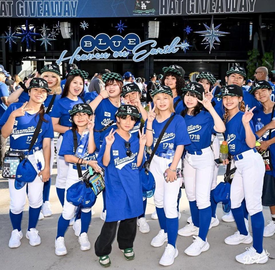 　配布されたキャップをかぶって記念撮影（ロサンゼルス・ドジャース提供）