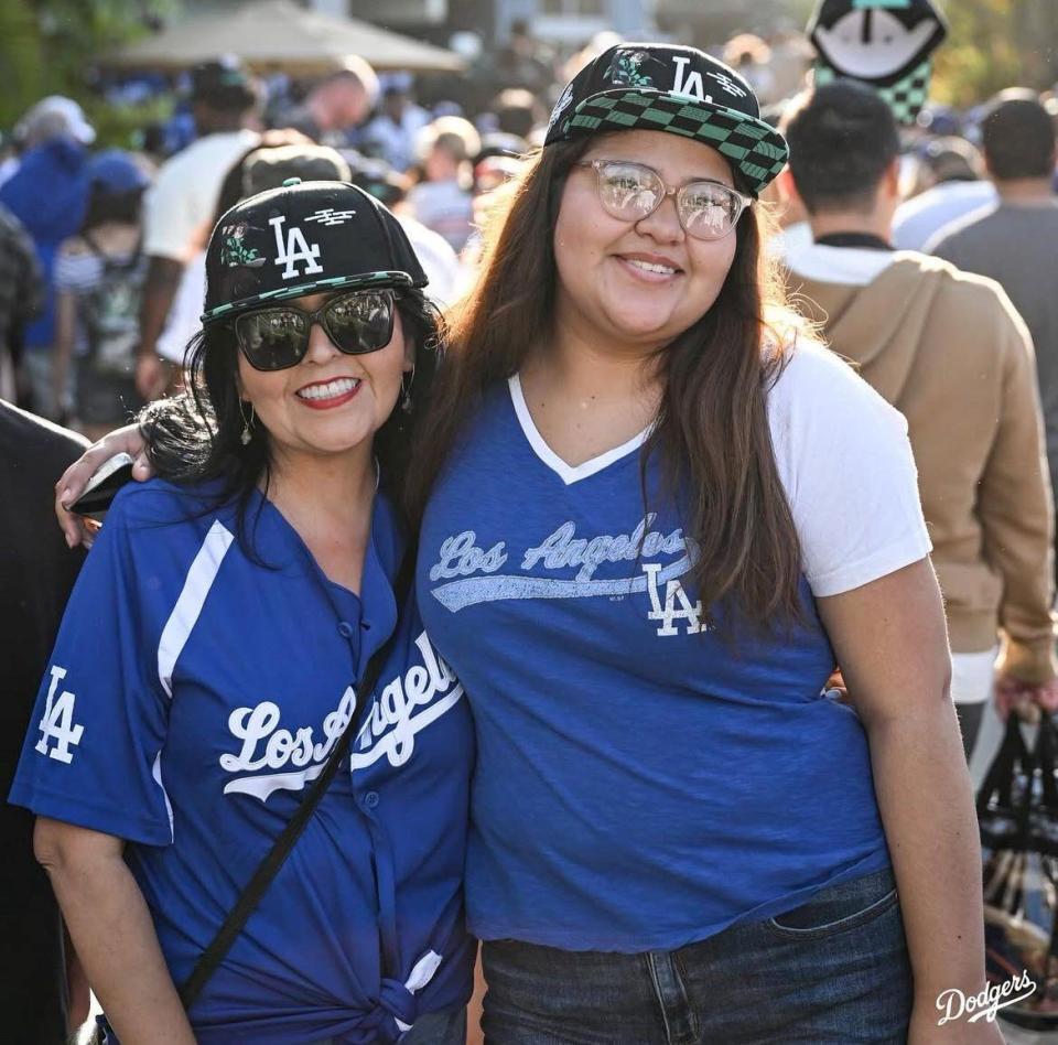 　配布されたキャップをかぶった２人（ロサンゼルス・ドジャース提供）