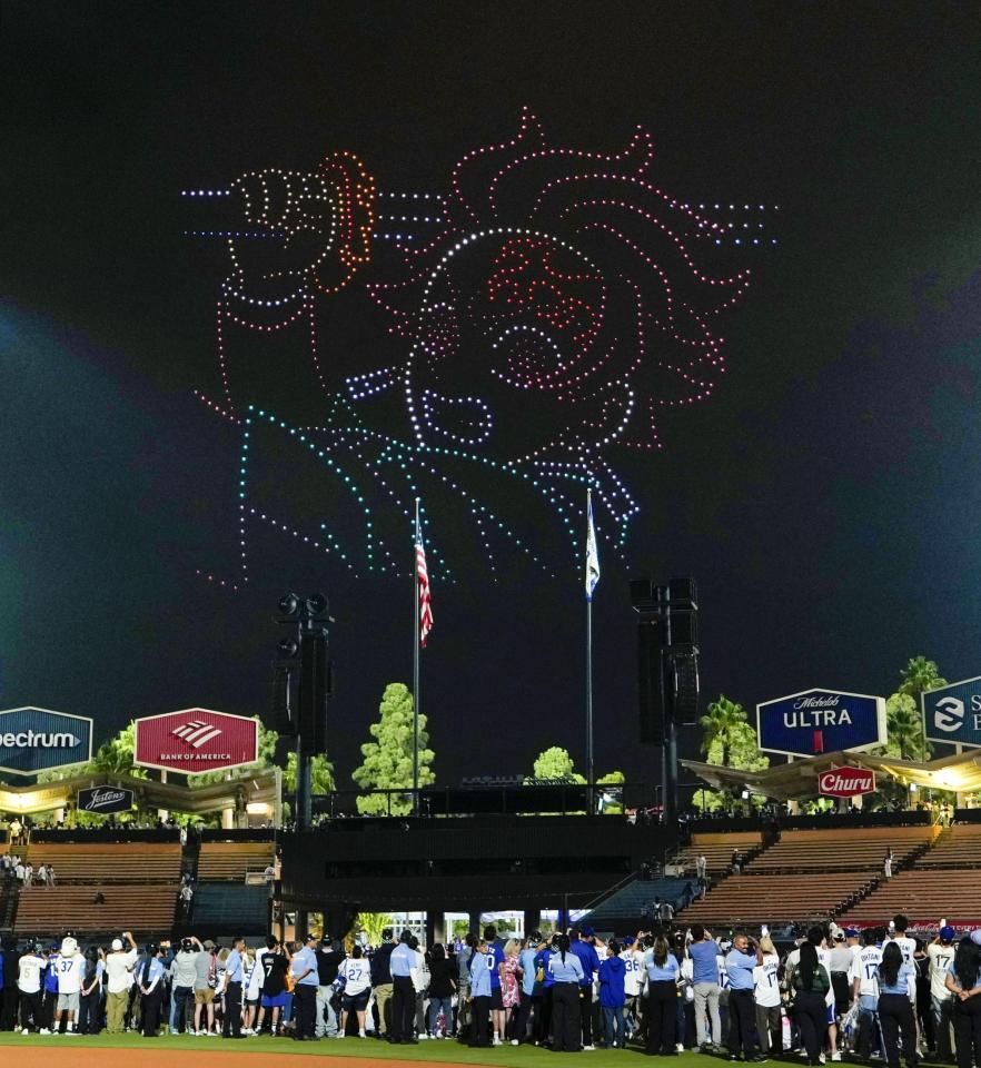 　ドジャースとパドレスの試合後、ドローンで夜空に描かれたアニメ「鬼滅の刃（やいば）」のキャラクター（共同）