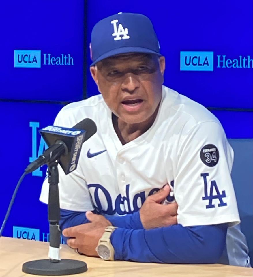 　試合後、会見するロバーツ監督（撮影・小林信行）