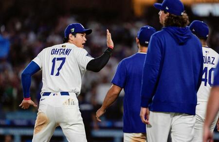 　パドレスに勝利し、タッチを交わすドジャース・大谷（共同）