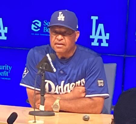 　試合前に会見するロバーツ監督（撮影・小林信行）