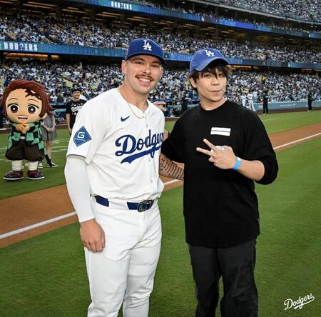 　記念撮影に応じるドジャース・ラッシング（ロサンゼルス・ドジャース提供）