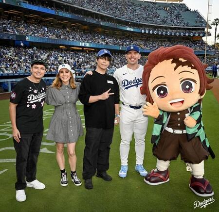 　ラッシングが関係者と記念撮影（ロサンゼルス・ドジャース提供）