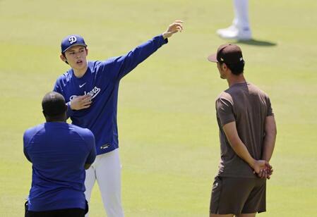 　ダルビッシュ（右）と話す佐々木（共同）