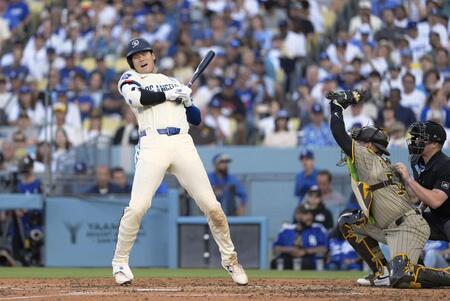 　パドレス戦の２回、内角への投球をよける大谷（共同）