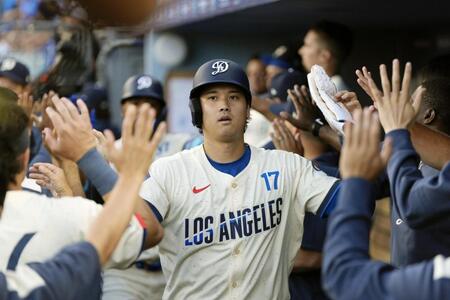 　パドレス戦の１回、後続の犠飛で先制の生還。ベンチで迎えられる大谷（共同）