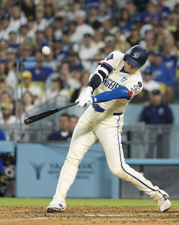 　パドレス戦の６回、一邪飛に倒れる大谷（共同）