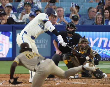 　パドレス戦の４回、中前打を放つドジャース・大谷。投手シース＝ロサンゼルス（共同）