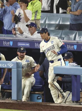 　パドレスに勝利し、ベンチから出る大谷（共同）