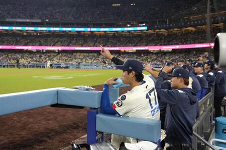 　パドレス戦の９回、勝利まであと１アウトとなり、応援する（手前から）大谷、山本（共同）