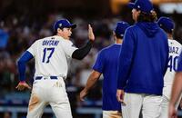 　パドレスに勝利し、タッチを交わすドジャース・大谷（共同）