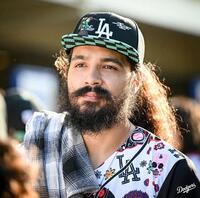 　配布されたキャップをかぶったファン（ロサンゼルス・ドジャース提供）