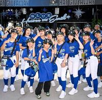 　配布されたキャップをかぶって記念撮影（ロサンゼルス・ドジャース提供）