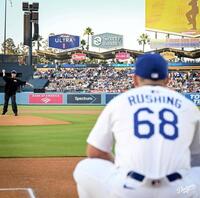 　ラッシングを捕手役に英語版の声優が始球式（ロサンゼルス・ドジャース提供）