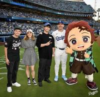 　ラッシングが関係者と記念撮影（ロサンゼルス・ドジャース提供）