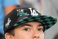 　ドジャースが配布した「鬼滅の刃」とコラボレーションした帽子をかぶる観客