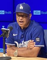 　試合前の会見で報道陣の質問に答えるロバーツ監督（撮影・小林信行）