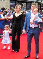 　レッドカーペットを歩くスミス一家＝７月