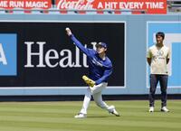 　キャッチボールする佐々木（共同）