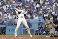 　パドレス戦の２回、内角への投球をよける大谷（共同）