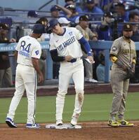 　パドレス戦の２回、四球で出塁した大谷（中央）＝共同