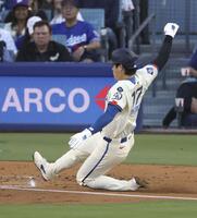 　パドレス戦の１回、後続の犠飛で三走の大谷が先制の生還（共同）