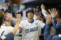 　パドレス戦の１回、後続の犠飛で先制の生還。ベンチで迎えられる大谷（共同）