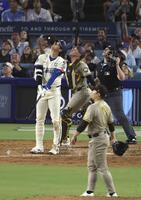 　パドレス戦の６回、松井（手前）と対戦し、一邪飛に倒れる大谷（共同）