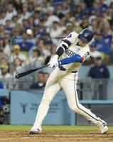 　パドレス戦の６回、一邪飛に倒れる大谷（共同）