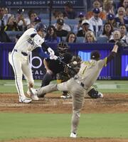 　パドレス戦の６回、松井（１）と対戦し、一邪飛に倒れる大谷（共同）