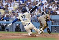 　パドレス戦の１回、後続の犠飛で三走の大谷（17）が先制の生還（共同）