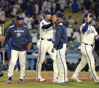 　パドレスに勝利し、タッチを交わす大谷（中央左）＝共同