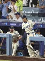 　パドレスに勝利し、ベンチから出る大谷（共同）