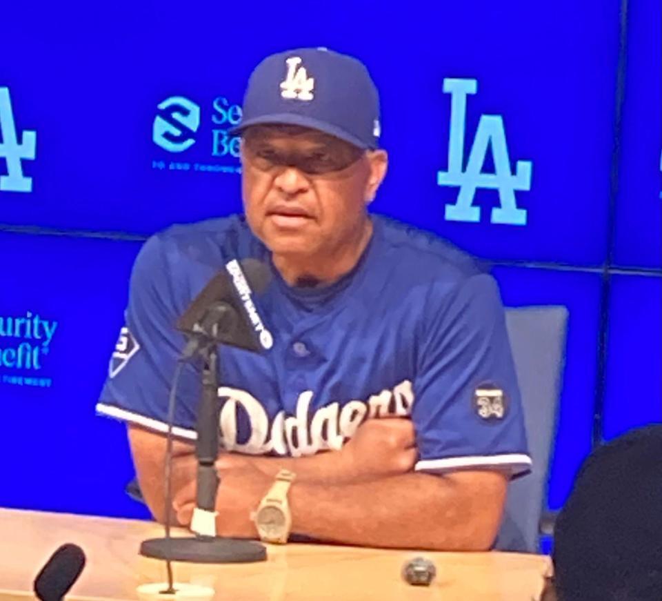 　試合前に会見するロバーツ監督（撮影・小林信行）