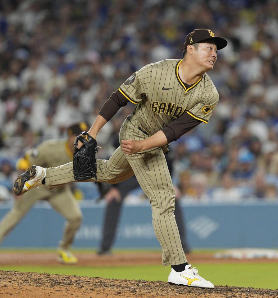 　７回途中から登板し、２／３回を無安打無失点だった松井（共同）