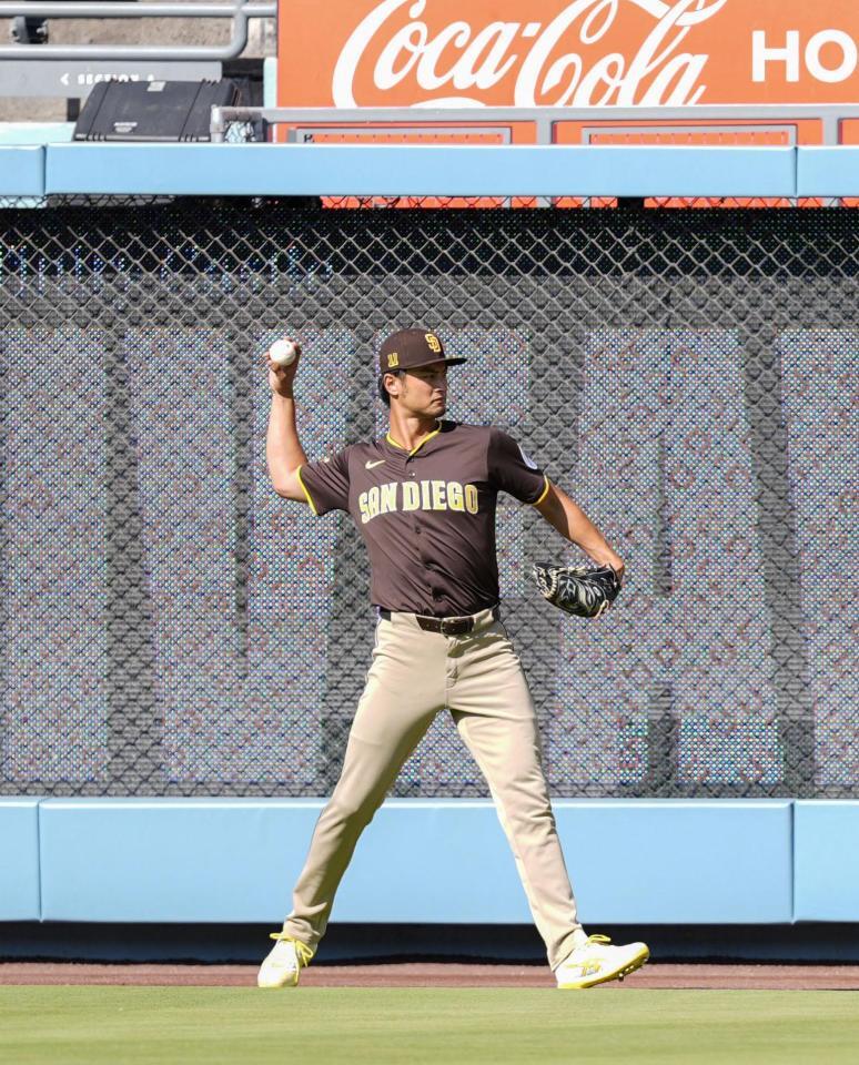 　キャッチボールするダルビッシュ（共同）