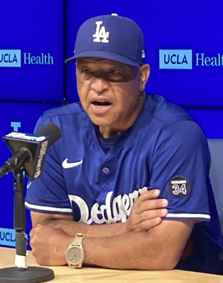 　試合前の会見で報道陣の質問に答えるロバーツ監督（撮影・小林信行）