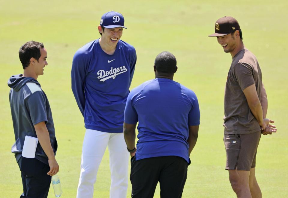 　談笑する佐々木（左から２人目）、ダルビッシュ（右端）ら（共同）