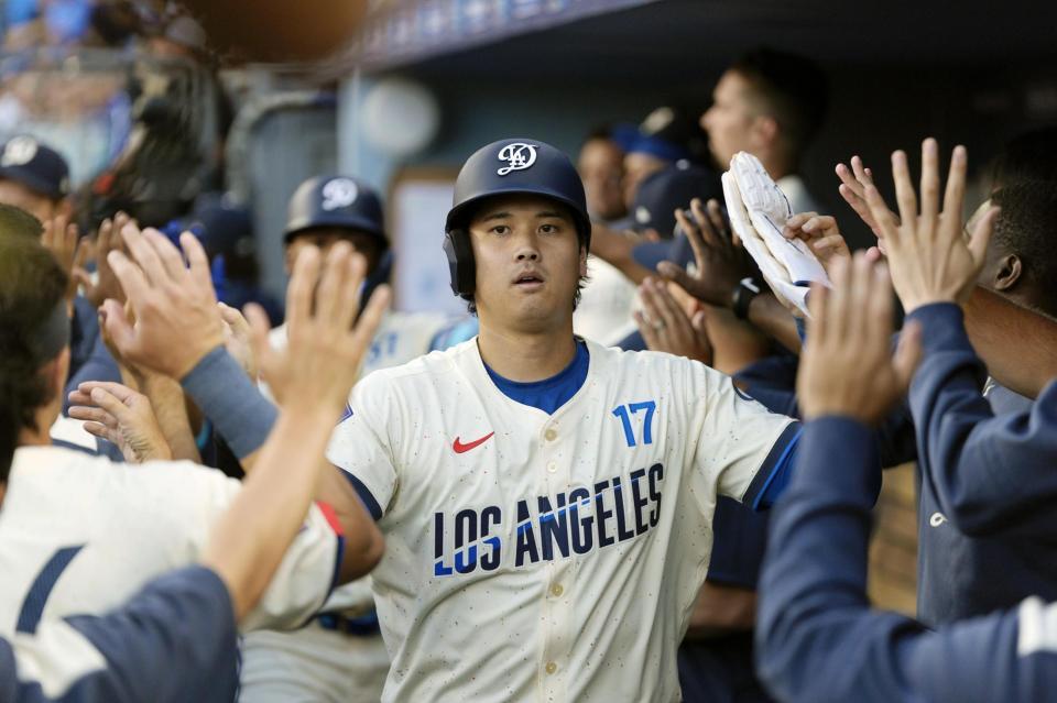 　パドレス戦の１回、後続の犠飛で先制の生還。ベンチで迎えられる大谷（共同）