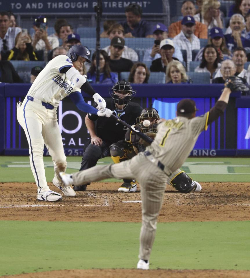 　パドレス戦の６回、松井（１）と対戦し、一邪飛に倒れる大谷（共同）