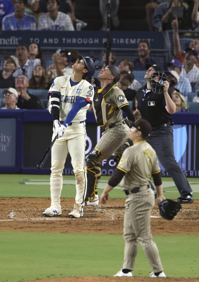 　パドレス戦の６回、松井（手前）と対戦し、一邪飛に倒れる大谷（共同）