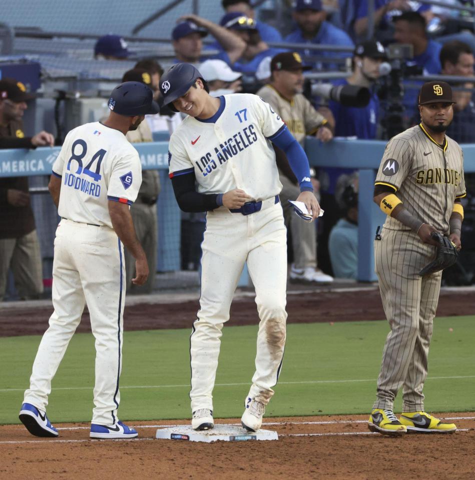 　パドレス戦の２回、四球で出塁した大谷（中央）＝共同