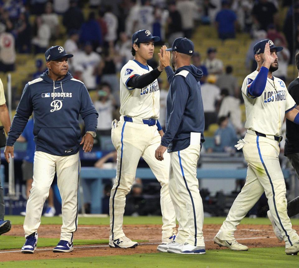 　パドレスに勝利し、タッチを交わす大谷（中央左）＝共同